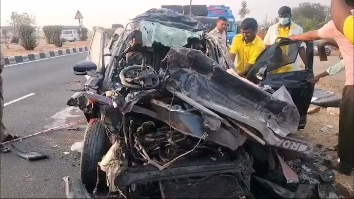 Tragic Accident: Car Collides with Truck in Andhra Pradesh, Resulting in 5 Fatalities.